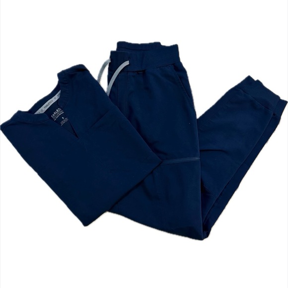 Fabletics Scrub Set - Picture 1 of 3